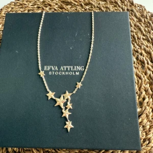 Silver stjärnhalsband från Efva Attling - Supersnyggt halsband i guld från Efva Attling med flera stjärnor i olika storlekar som hänger i en cool formation. Kedjan är tunn och elegant, perfekt för dig som vill sticka ut med ett unikt smycke med stjärndetaljer.