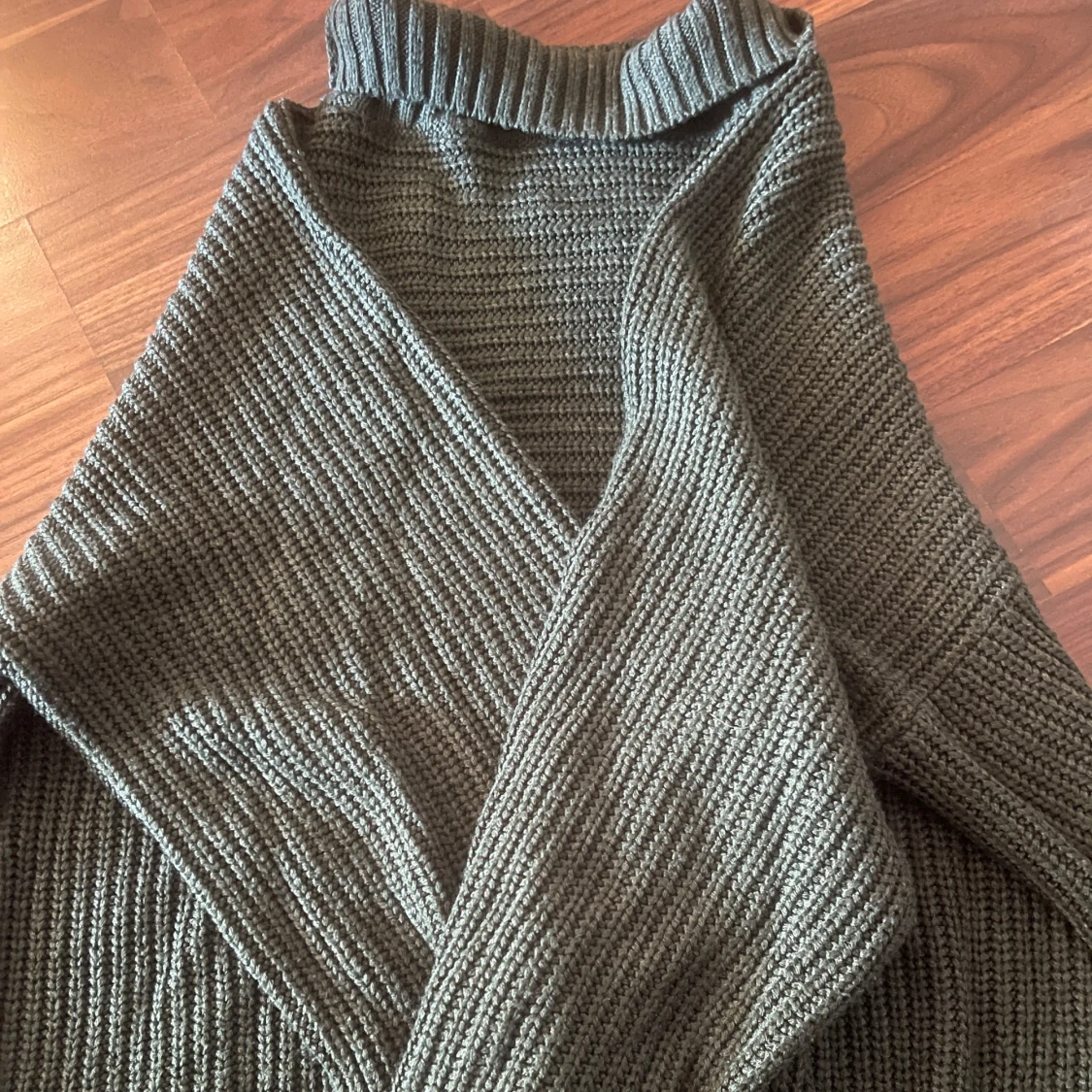 Mörkgrön omlottstickad polotröja - 1