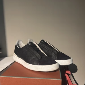 Zegna Triple stitch - Säljer dessa sjukt snygga zegna triple stitch. Skorna är i väldigt fint skick, inga skador eller liknande men tecken på användning! Skorna är i storlek 43, endast skorna medföljer vid köp, skorna är givetvis äkta! Vid frågor eller funderingar är det endast att höra av sig!