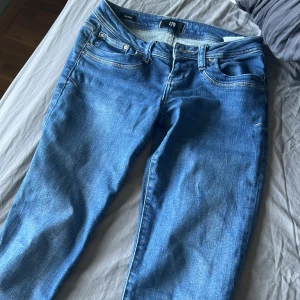 Blå jeans från LTB Valerie W26 L36 - Snygga blå jeans från LTB, modell Valerie. Jätte fina, men säljer pågrund av att jag köpte dom från en annan och dom var tyvärr för stora för mig💕