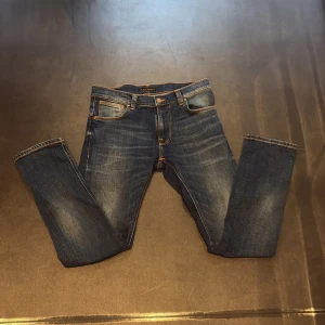 Blå jeans från Nudie Jeans Co - Snygga blå jeans från Nudie Jeans . Jeansen har en rak passform och subtila slitningar för en cool, använd look.   Använd bara några få gånger 
