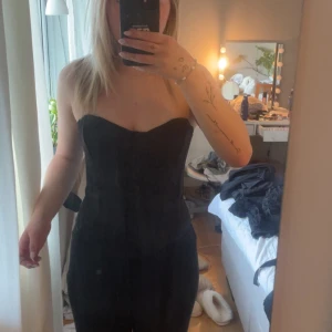 korsett topp - säljer denna snygga korsett topp från zara då jag inte kommer använda den prislap kvar från sellpy 