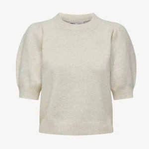 Beige stickad från Only - Superfin beige stickad tröja från ONLY med puffiga korta ärmar och rund halsringning. Bra skick och säljer för endast 50 kr! 💕☺️