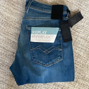 Replay anbass jeans - Hej, säljer nu dessa sprillans nya Replay anbass jeans med taggar kvar. De är i storlek 32/32, köpta för 1600kr men passade inte mig. Hör av dig över funderingar! MVH