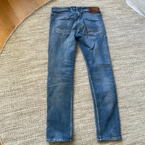 Replay anbass aged 10 - Hej! Säljer nu dessa helt nya Replay anbass jeans med skitsnygga slitningar, kallas för ”aged 10”. Dom är i storlek 30. Hör av dig om du har funderingar eller frågor! 