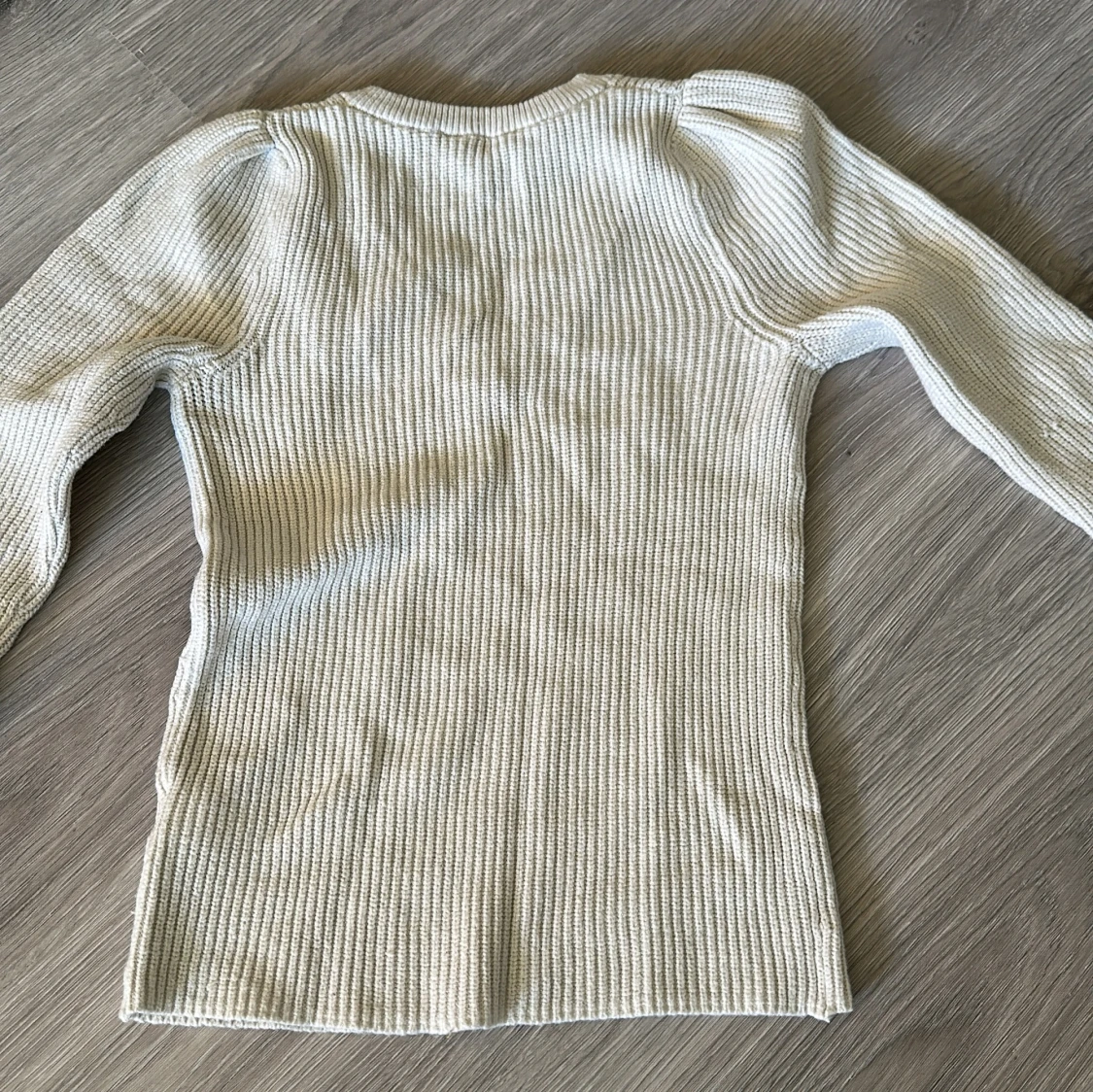 Beige ribbad stickad tröja med v-ringning - 3