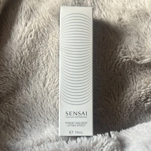 Sensai Throat and Bust Lifting Effect - Sensai Cellular Performance Throat and Bust Lifting Effect är en lyxig kräm i en frostad glasflaska med silverlock, 19 ml. Jag säljer den för att jag inte har använt den de kanske ser ut som att jag använt den men de va så när jag fick den vet då ej va den kostar så om mitt pris är för mycket så är de bara att komma med pris förslag skriv vid mer frågor eller bilder.
