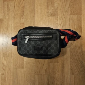 Väska  - Väska till salu helt nya och oanvända jätte bra skick. Pris kan diskuteras vid snabb affär 