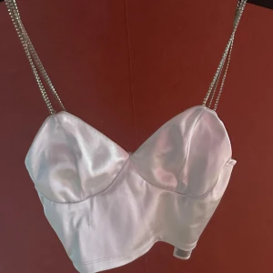 Vit topp - Superfin i lyxigt material, aldrig kommit till användning. Storlek XS.