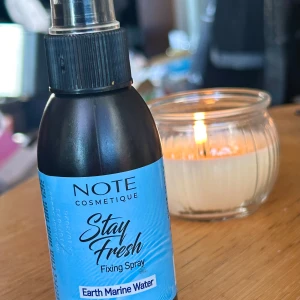 Stay Fresh Fixing Spray från Note Cosmetique! - Stay Fresh Fixing Spray från Note Cosmetique med Earth Marine Water. 100 ml. Oanvänd. 