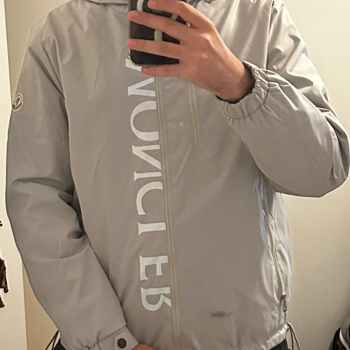 Beige vindjacka från Moncler
