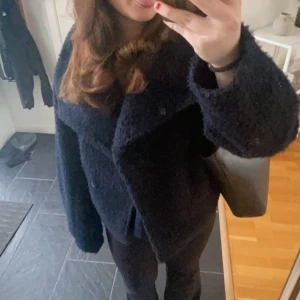 Mörkblå teddyjacka med oversized fit - Säljer en mörkblå teddyjacka med oversized passform. Jackan har stora slag och är långärmad.