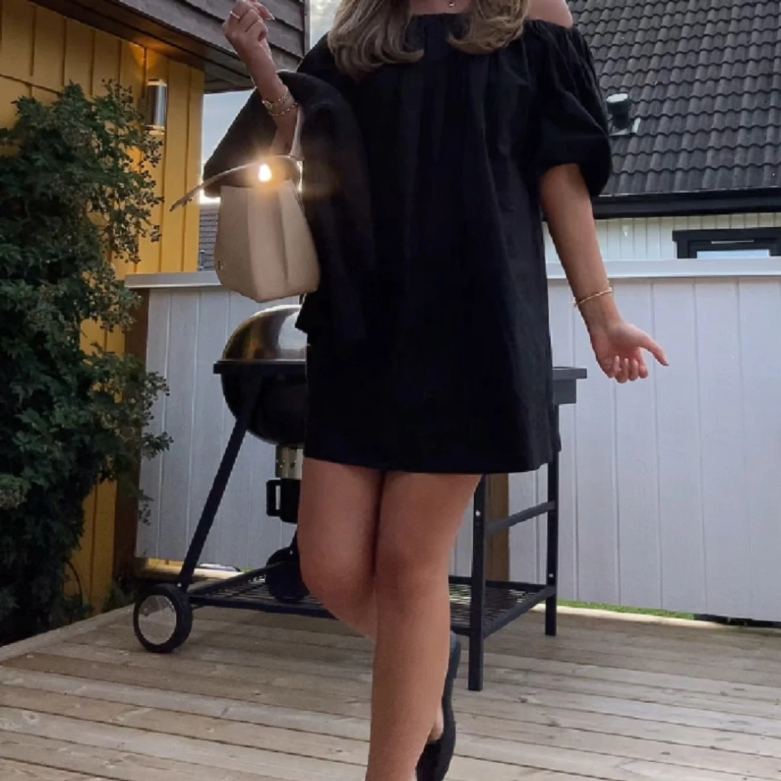 Svart offshoulder klänning Gina Tricot - 1