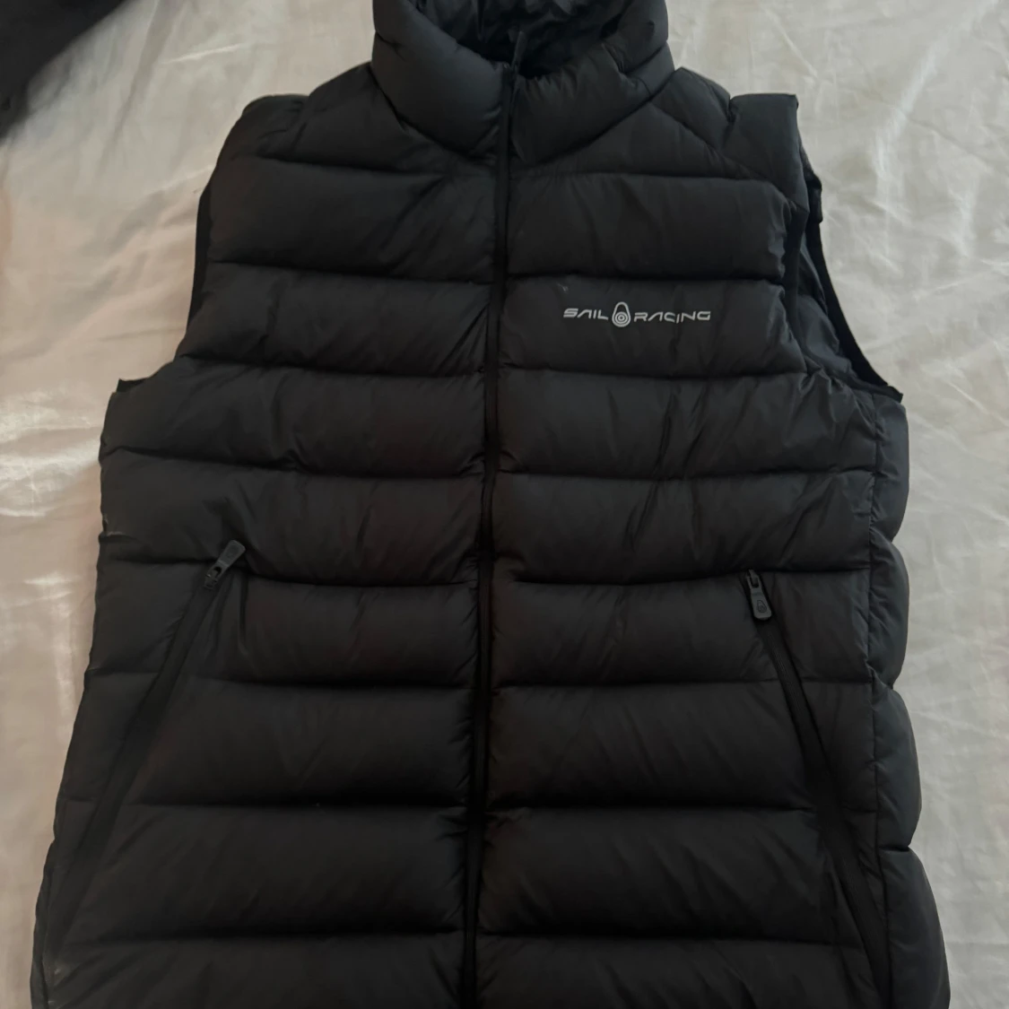 Svart dunväst från Sail Racing