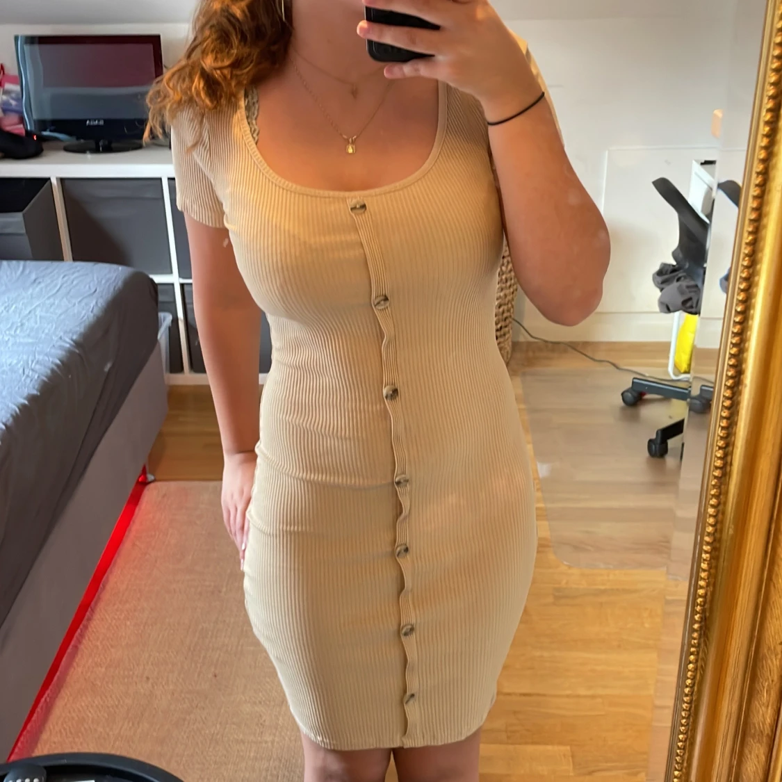 Beige ribbad kortklänning med knappar