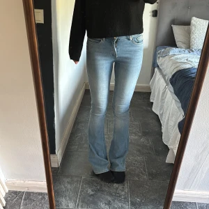 Ljusblå bootcut jeans från ONLY - Säljer ett par ljusblå jeans från ONLY med bootcut passform. Jeansen har klassisk femficksdesign, normal midja och är tillverkade i mjukt denimtyg. Perfekta för dig som gillar en avslappnad men ändå trendig look. Priset kan diskuteras 