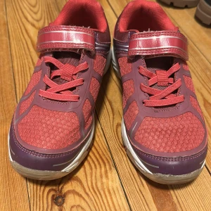 Rosa sneakers från Soivas - Snygga rosa sneakers  med mesh-ovandel och detaljer i mörkrosa och lila. Skorna har både snörning och kardborreband för extra smidig passform. Vit och rosa sula med rund tå . Perfekta för dig som gillar färg och sportig stil.