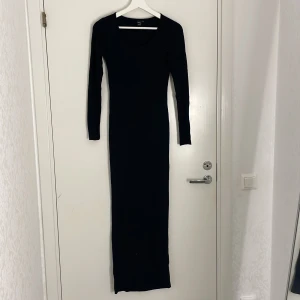 Svart långklänning från SHEIN SXY - En svart långklänning från SHEIN SXY i storlek XS. Klänningen har lång ärm, rundad halsringning och en tight passform som framhäver siluetten. Perfekt för dig som gillar en stilren och enkel look. (Aldrig använd)