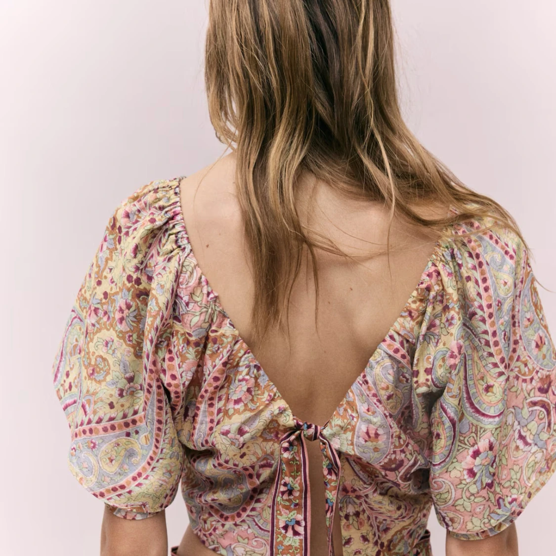 Blommig croppad blus med volangärm - 1