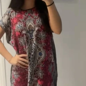 Mellanöstern klänning  - Säljer Mellanöstern klänningar som finns i både rosa och lila. Den är luftig och har jätte fina mönster på. Den är kortärmad och one-size. Rekommenderas för dig som har S-L. Man får den med förpackning (ej använd). 