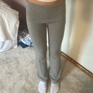 Grå mjukisbyxor från Gina Tricot - Gråa mjukisbyxor från Gina Tricot med hög midja och utsvängda ben. Skriv för mer bilder eller information 🫶🏼💕