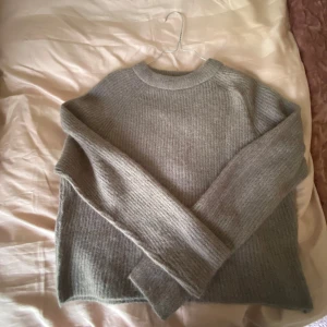 Grå stickad tröja från Zara - Mysig grå stickad tröja från Zara i storlek M, men sitter mer som s. Toppenskick och är endast använd en gång. Meddela gärna om du har några frågor!