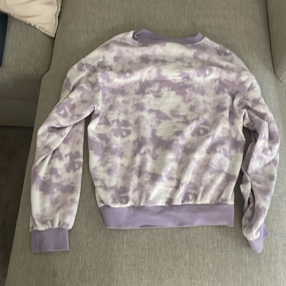 Lila och vit tie-dye sweatshirt - 1