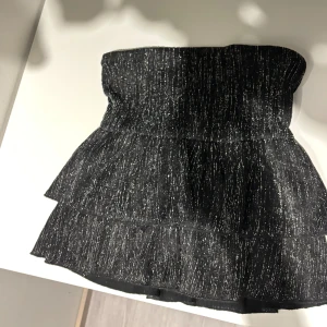 Glittrig svart volangtopp  - Supersnygg topp men kan också änvandas som en kjol!🤍