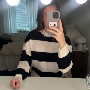 Randig svartvit stickad tröja - Jättemysig stickad tröja i vitt och marinblått som är perfekt nu till hösten🥹