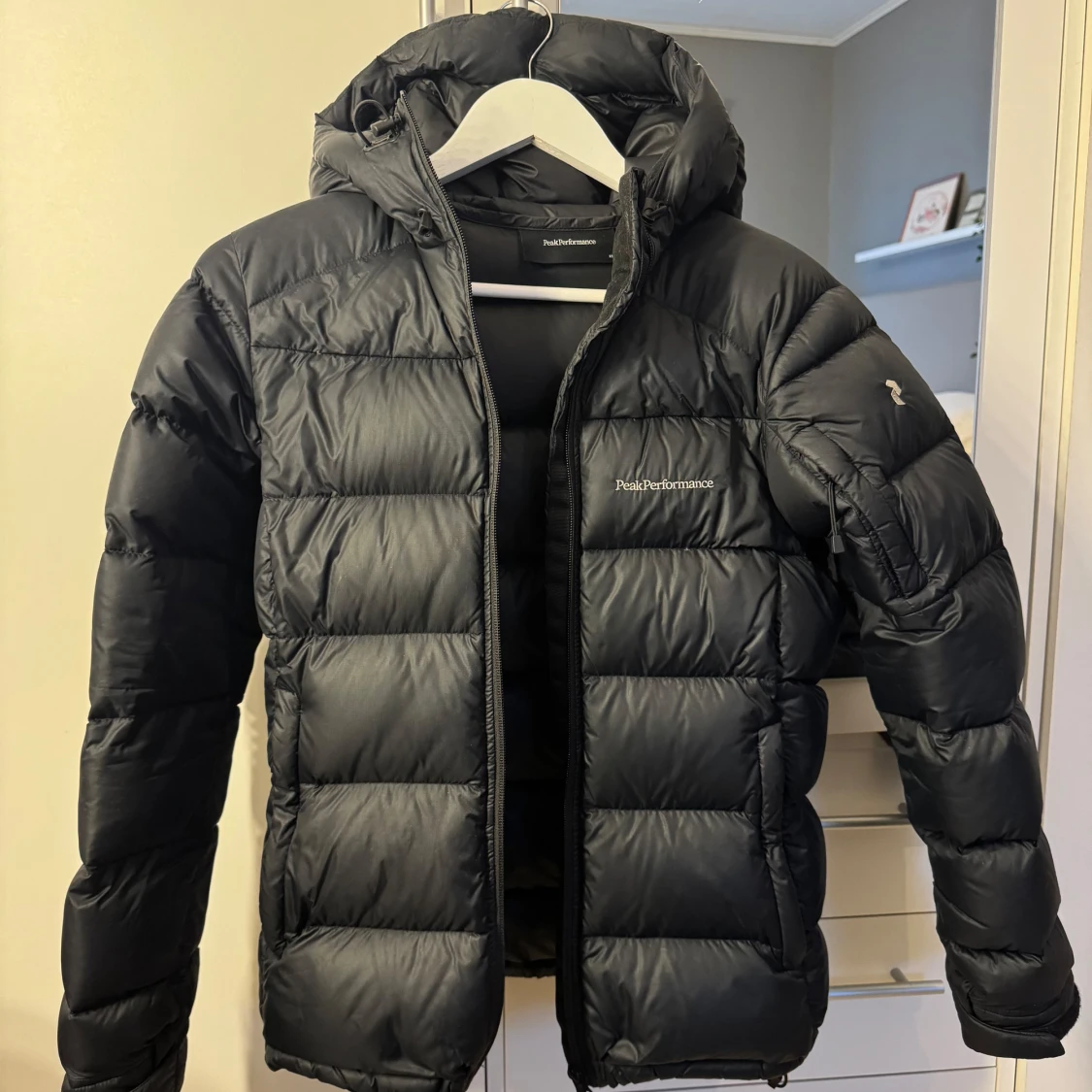 Svart dunjacka Peak Performance