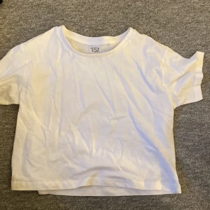 Vit tröja - Kortare i magen, helt ny