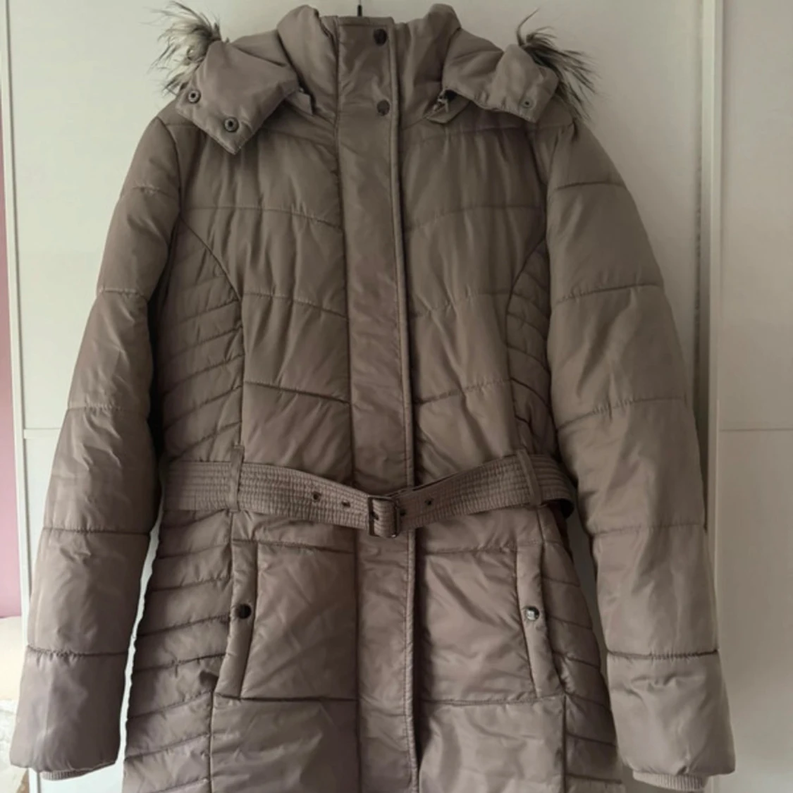 Beige lång dunjacka med bälte, strl 40