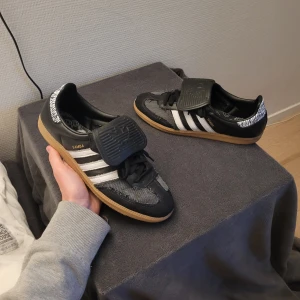 Custom Adidas Samba - Extremt feta och unika Custom sambas! Premium modellen med lång tunga. Nyskick, storlek 44 true to size! Skriv  vid minsta fundering👌