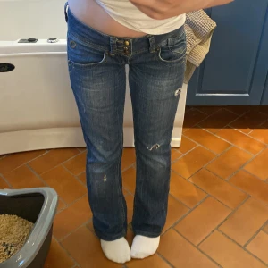 Lågmidjade bootcut jeans - Skitsnygga jeans med riktigt låg midja från bershka. Pris går att diskutera😊