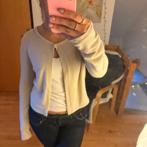 Beige kofta från Gina Tricot - Säljer en stilren beige kofta från Gina Tricot i storlek XL, men passar mig som har M. Koftan har lång ärm, rund halsringning och stängs med en enkel knapp framtill. Säljs inte längre💞