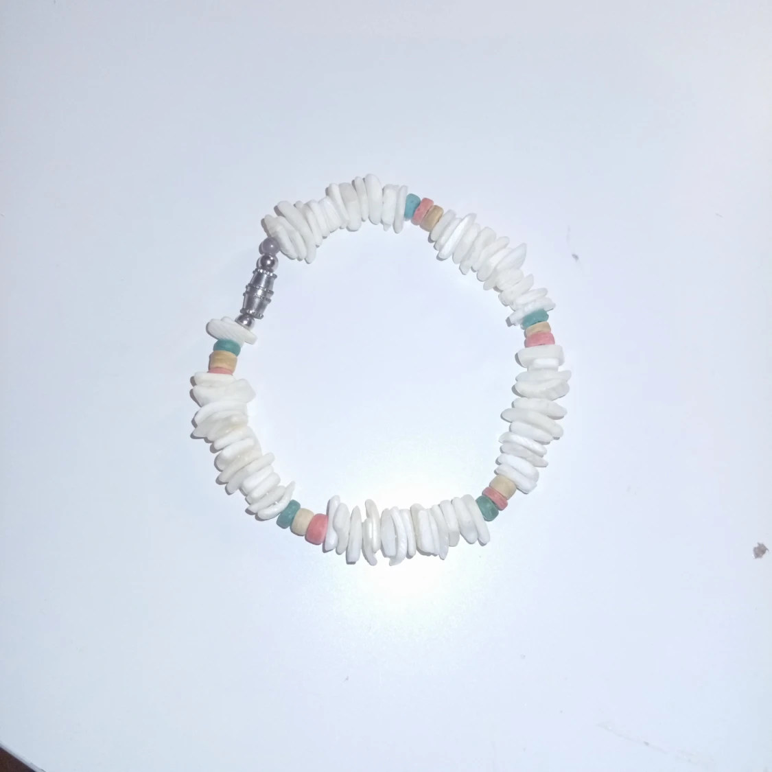 Färgglatt snäckarmband med pärlor - 1