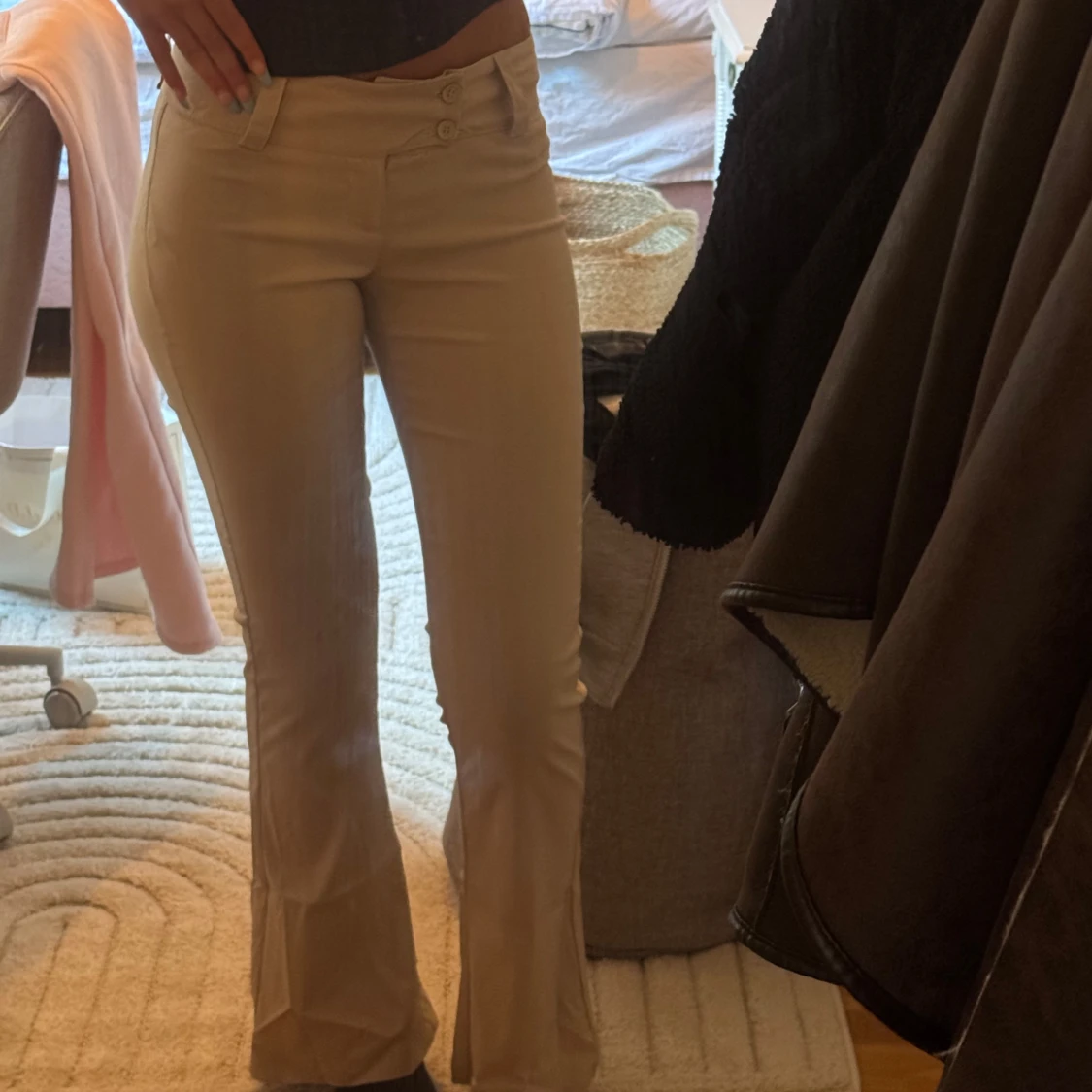 Beiga bootcut byxor med låg midja - 1