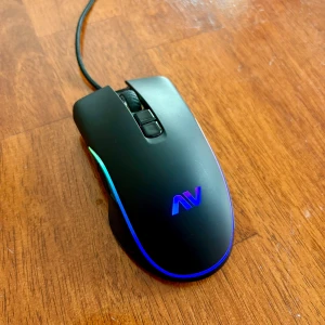 Gaming mus ZAP - Gaming mus med sladd i väldigt bra skick som har använts ett fåtal gånger. Sätts in i dator genom USB-A.   Finns att hämta i Rågsved eller mötas upp söder om stan.  Hör gärna av dig vid frågor eller funderingar!