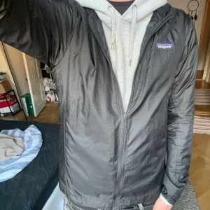 Patagonia Windbreaker - Säljer denna stilrena windbreakern från patagonia som är perfekt nu till höstens blåsiga dagar! Är lite liten för mig, är 186cm så passar perfekt för dig som är ca 180-183cm! Bara att höra av dig vid funderingar.