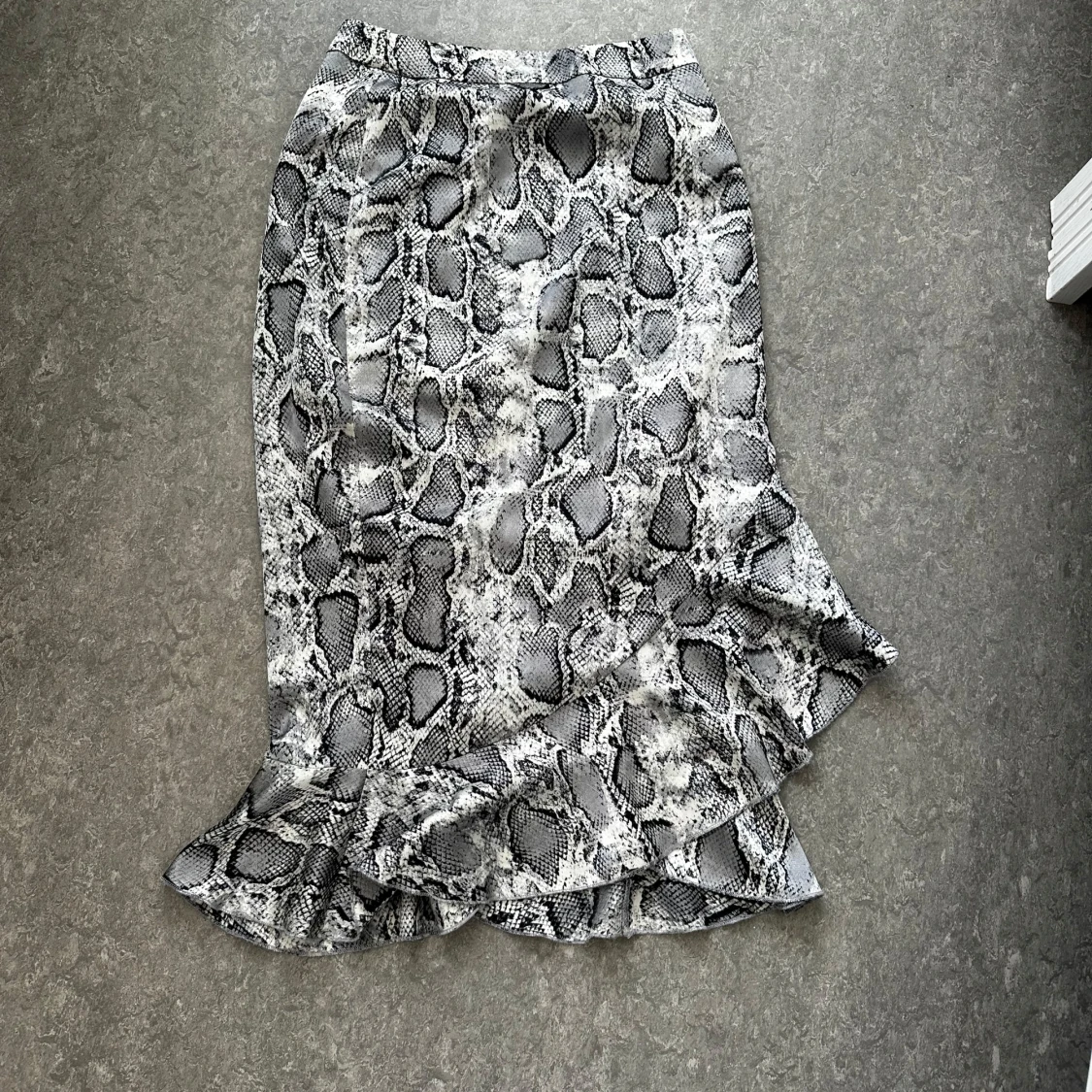 Grå långkjol med ormmönster från Missguided