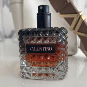 Valentino parfym 30ml - Parfym från Valentino intense. Rymmer 30 ml och känns både lyxig och edgy. Använt några gånger god parfym men måste rensa har för många. Kan säga att den har nog kvar 25ml elr mer! SKICKA GÄRNA PRISFÖRSLAG 