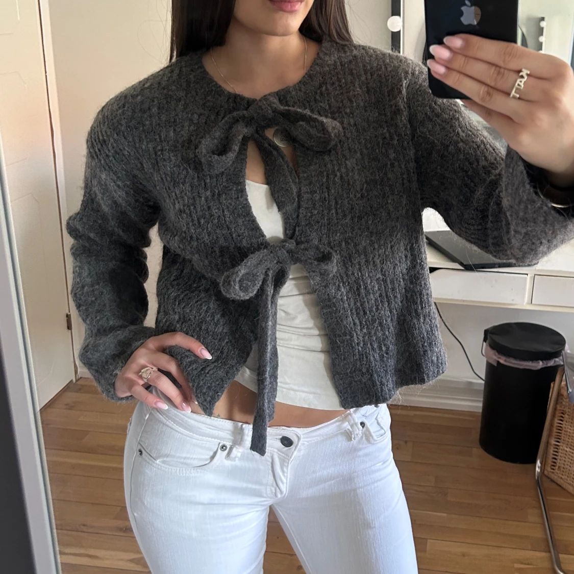 Grå kofta med knyt framtill