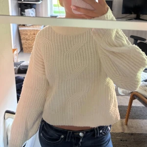 Vit stickad tröja från Nelly - Supermysig vit stickad tröja från Nelly i storlek S. Tröjan har ett snyggt mönster med breda ribbor och lite loose passform. Långärmad med hög hals💓🥰 