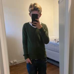 Grön v-ringad tröja Aston Martin - Mörkgrön v-ringad tröja från Aston Martin | skick 9/10 | storlek 12y passar 150/160 | 100% cashmere | pris kan diskuteras vid snabb affär 👍🏻