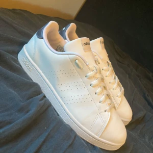 Fina adidas  - NÄSTAN HELT NYA! Testat dem några gånger men dem passade inte. Så säljer dem därför för bra pris