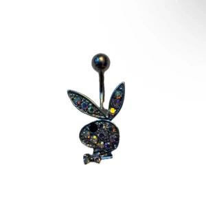 Glittrig navelpiercing Playboy Bunny - Snygg navelpiercing i silverfärgad metall med ikoniska Playboy Bunny-huvudet dekorerat med glittrande, regnbågsskimrande stenar. Perfekt statement-piece med cool vibe och massor av bling. Klassisk böjd stav och kula upptill. (Not used commercially new)