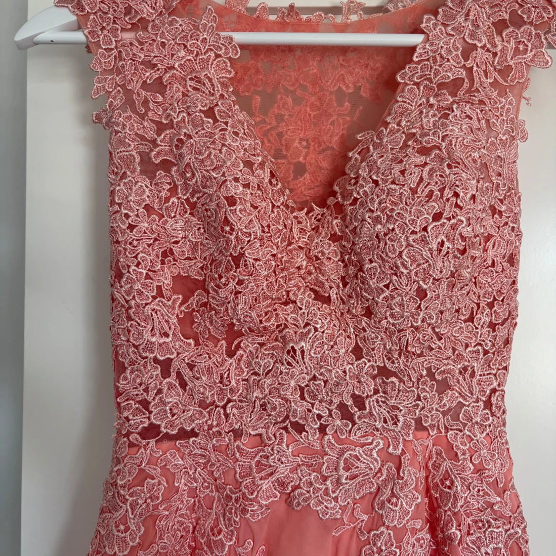 Lång rosa klänning med spets - 1