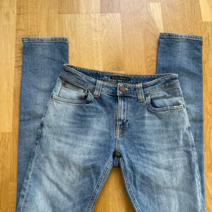Nudie jeans - Säljer ett par Nudie jeans i modellen Skinny Lin. De är i storlek 28 och har en ljusblå tvätt, perfekt nu under hösten. De är i mycket fint skick, och har inget tecken på användning. Om du har några funderingar eller vill ha fler bilder så är det bara att skriva!🙌 Pris kan diskuteras.