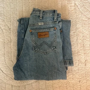 Wrangler blåa wide jeans - Klassiska blå vintage jeans från Wrangler med vida ben. Super coola och knappt använda!
