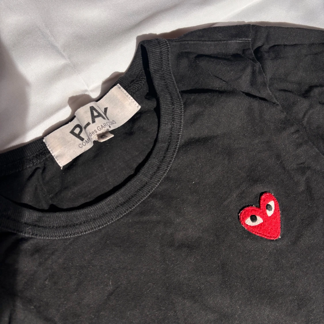 Svart Comme des Garçons Play t-shirt - 1